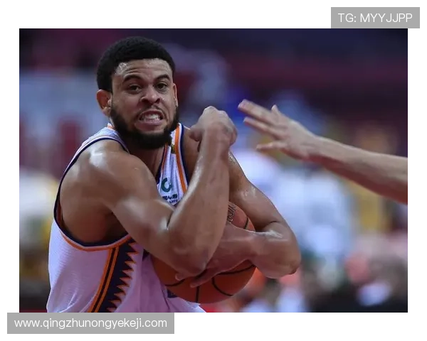 麦卡半场被调侃能否进三个球最终尝试未能成功引发队友欢笑